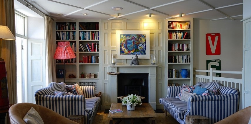 Come illuminare una stanza con i led: consigli per far luce ... Strisce led per illuminare una stanza