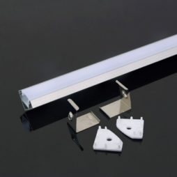 Profilo led angolare in alluminio, con canalina di 12.1 mm per strisce led